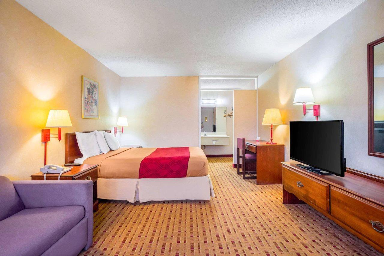 Econo Lodge Кейв Сити Екстериор снимка
