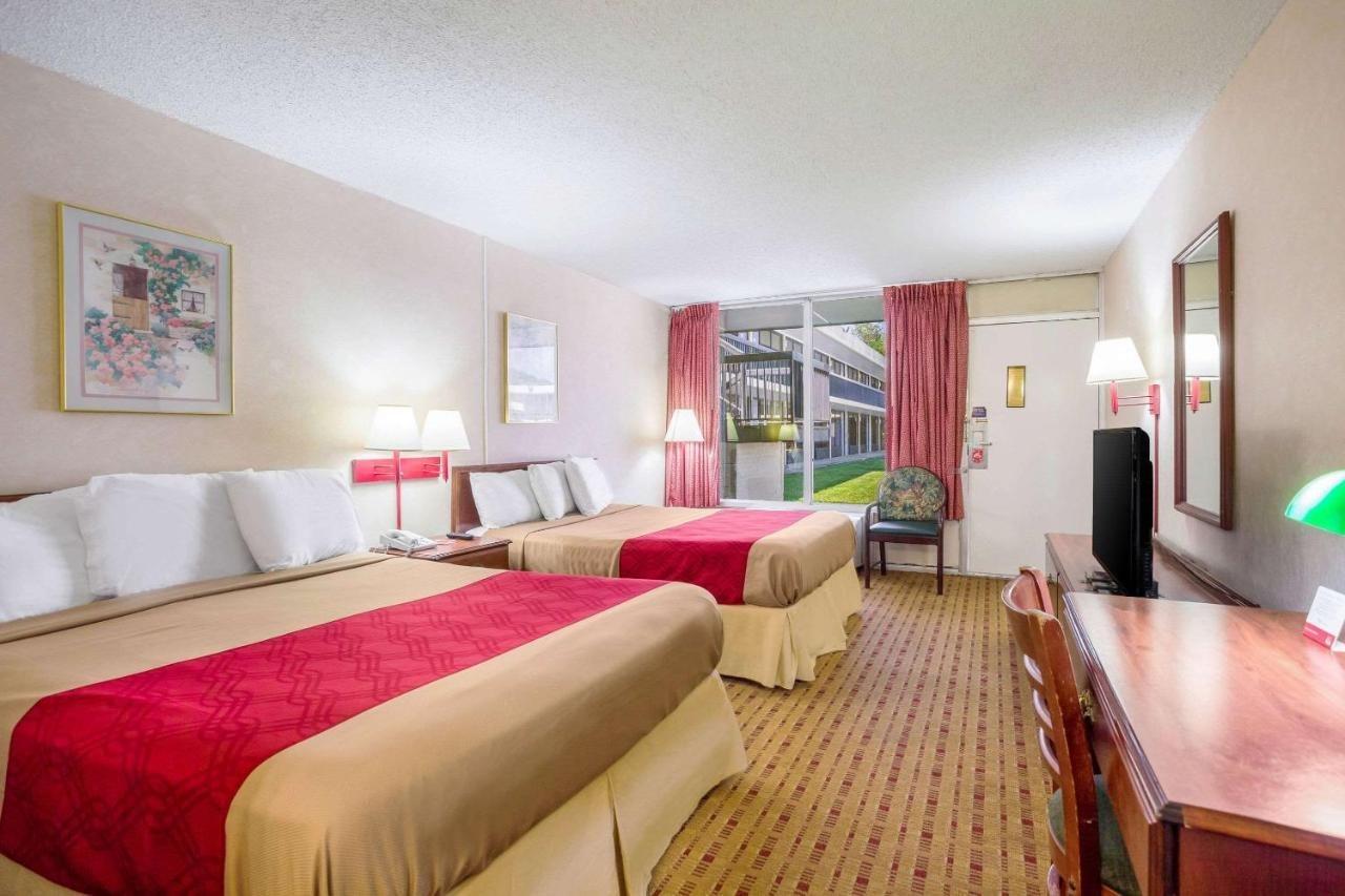 Econo Lodge Кейв Сити Екстериор снимка