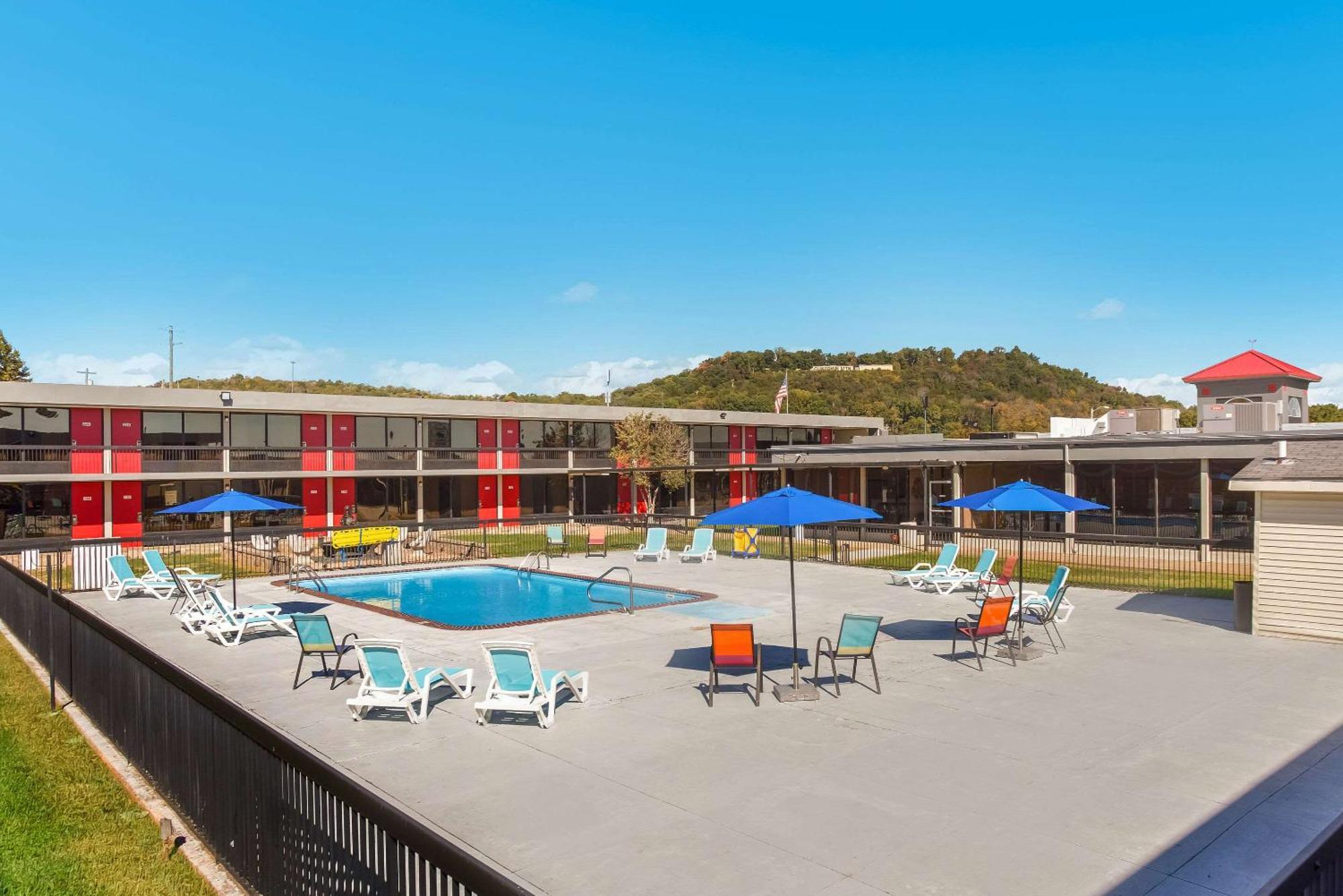 Econo Lodge Кейв Сити Екстериор снимка