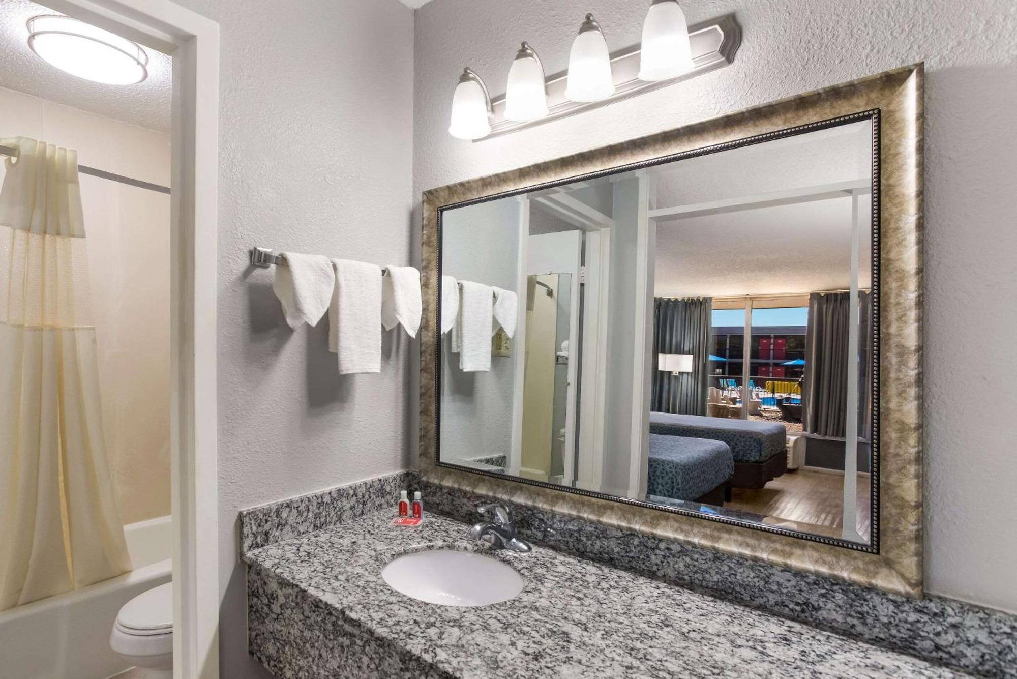 Econo Lodge Кейв Сити Екстериор снимка